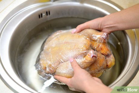 Step 2 Fallo scongelare nell'acqua se vuoi cucinare il tacchino lo stesso giorno.